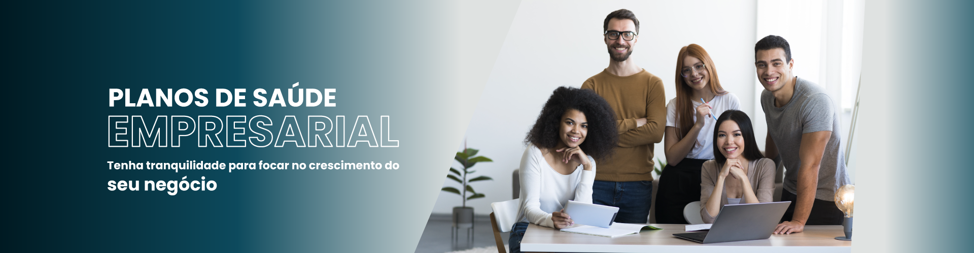 Equipe de 5 pessoas sorrindo em ambiente corporativo moderno, sentadas e em pé, com notebooks e papéis, demonstrando colaboração