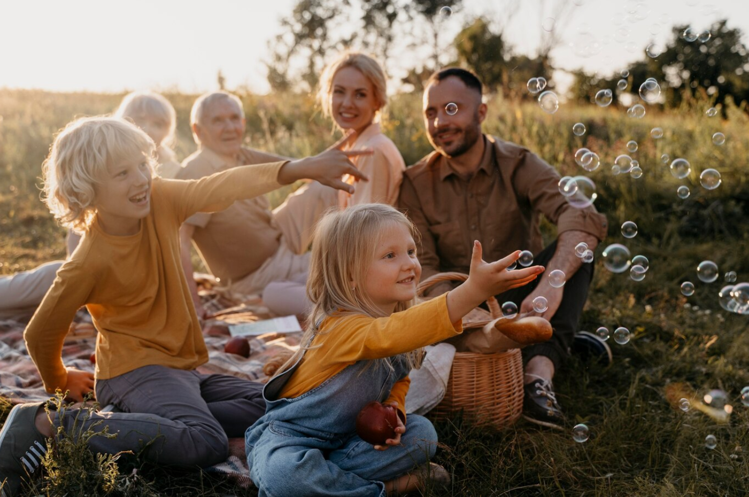Família feliz e saudável em parque ensolarado